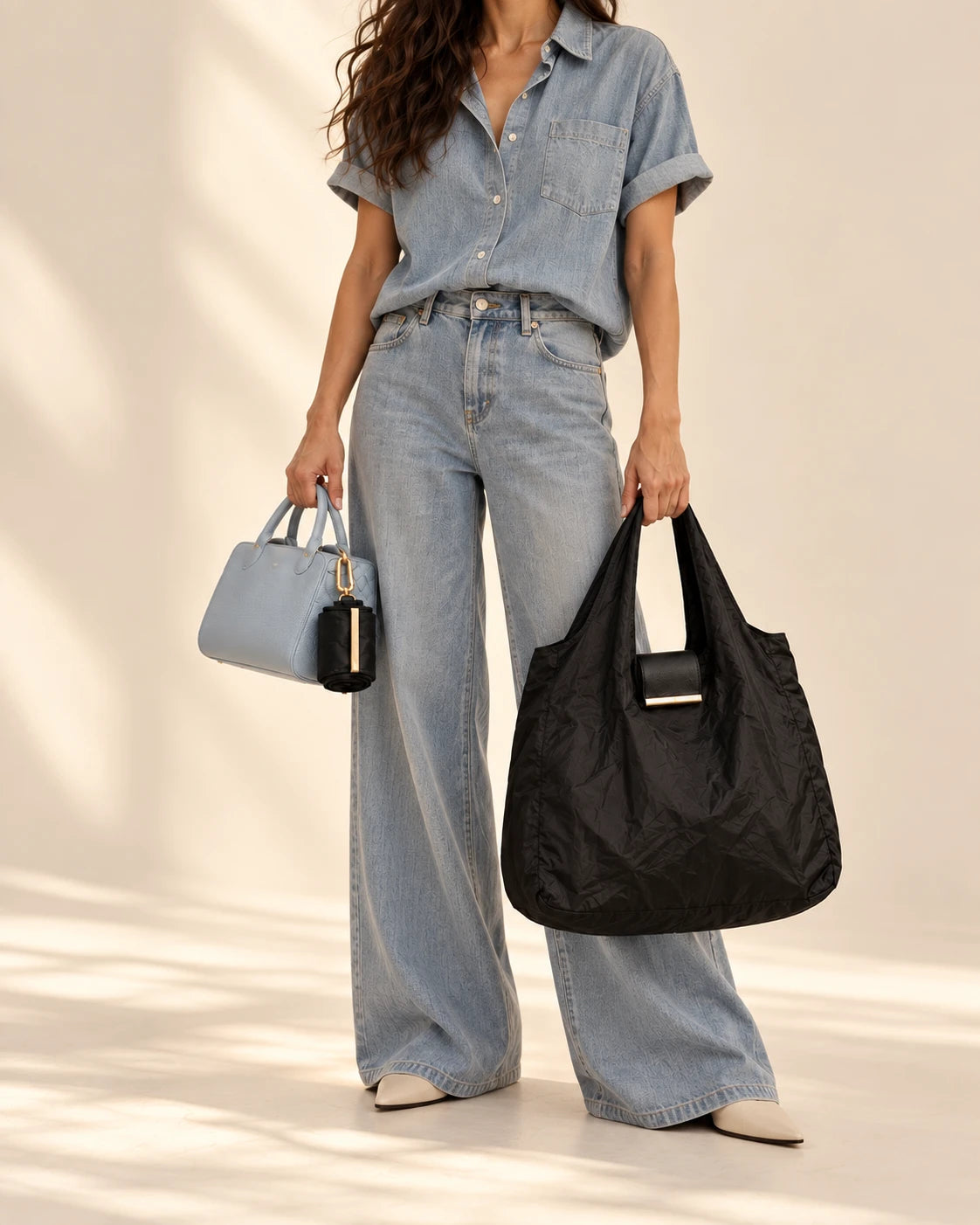 Zwarte tote en keychain bij een denim outfit