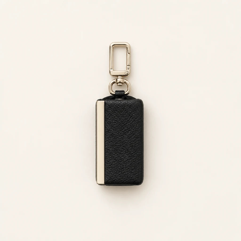 NOMO Keychain Tote in zwart, compact opgevouwen met metalen clip