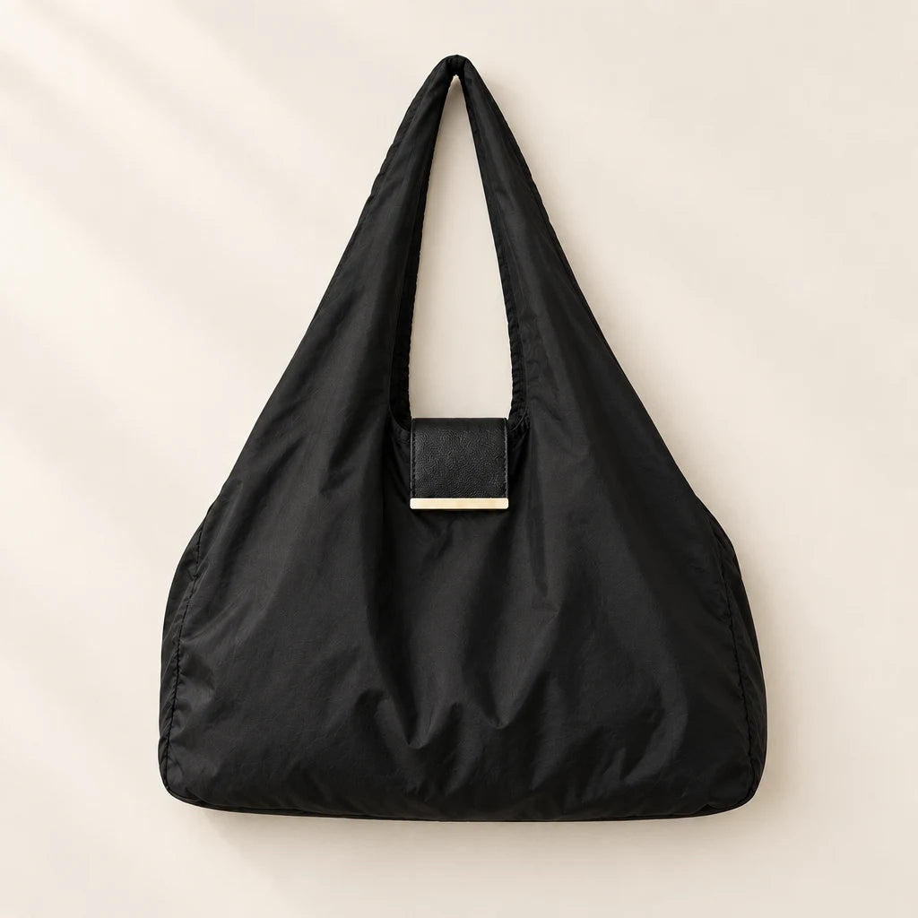 NOMO Keychain Tote in zwart, uitgevouwen met korte middenflap