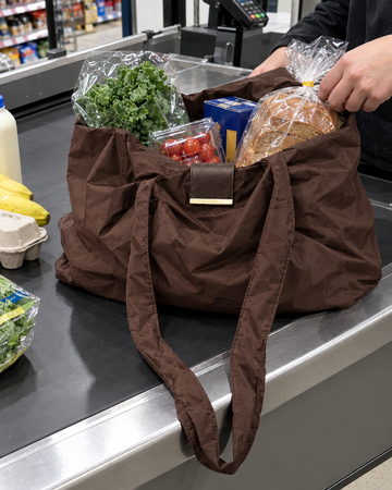 NOMO Keychain Tote in gebruik (foto: NOMO)
