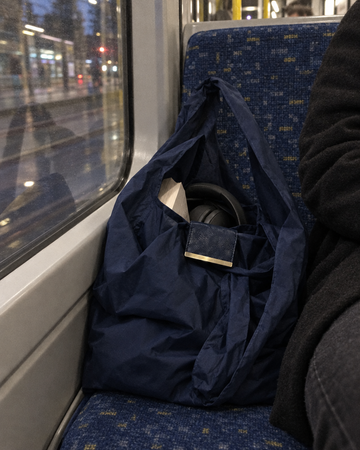NOMO Keychain Tote in gebruik (foto: NOMO)