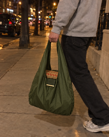 NOMO Keychain Tote in gebruik (foto: NOMO)