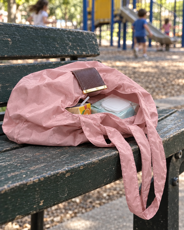 NOMO Keychain Tote in gebruik (foto: NOMO)