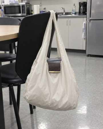 NOMO Keychain Tote in gebruik (foto: NOMO)