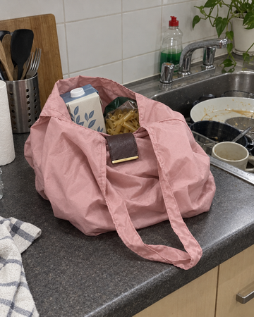 NOMO Keychain Tote in gebruik (foto: NOMO)