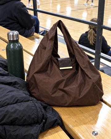 NOMO Keychain Tote in gebruik (foto: NOMO)