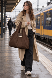 Maat:Large | Kleur:Brown | NOMO tote op station