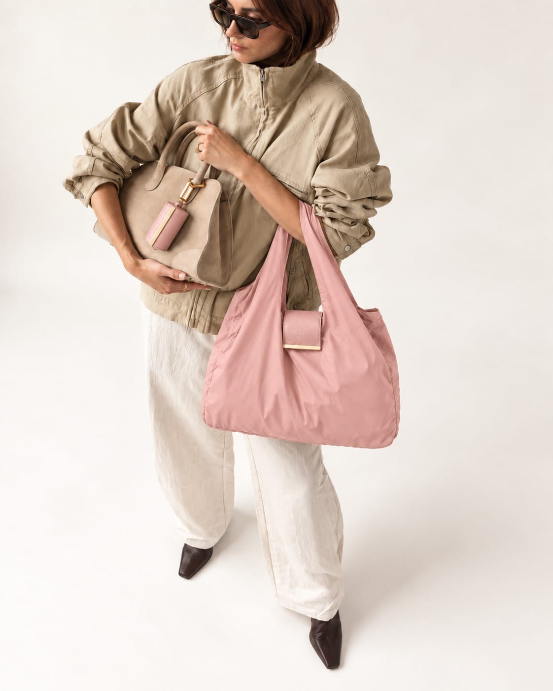 Model met de uitgevouwen Blush Pink tote en het opgerolde hoesje