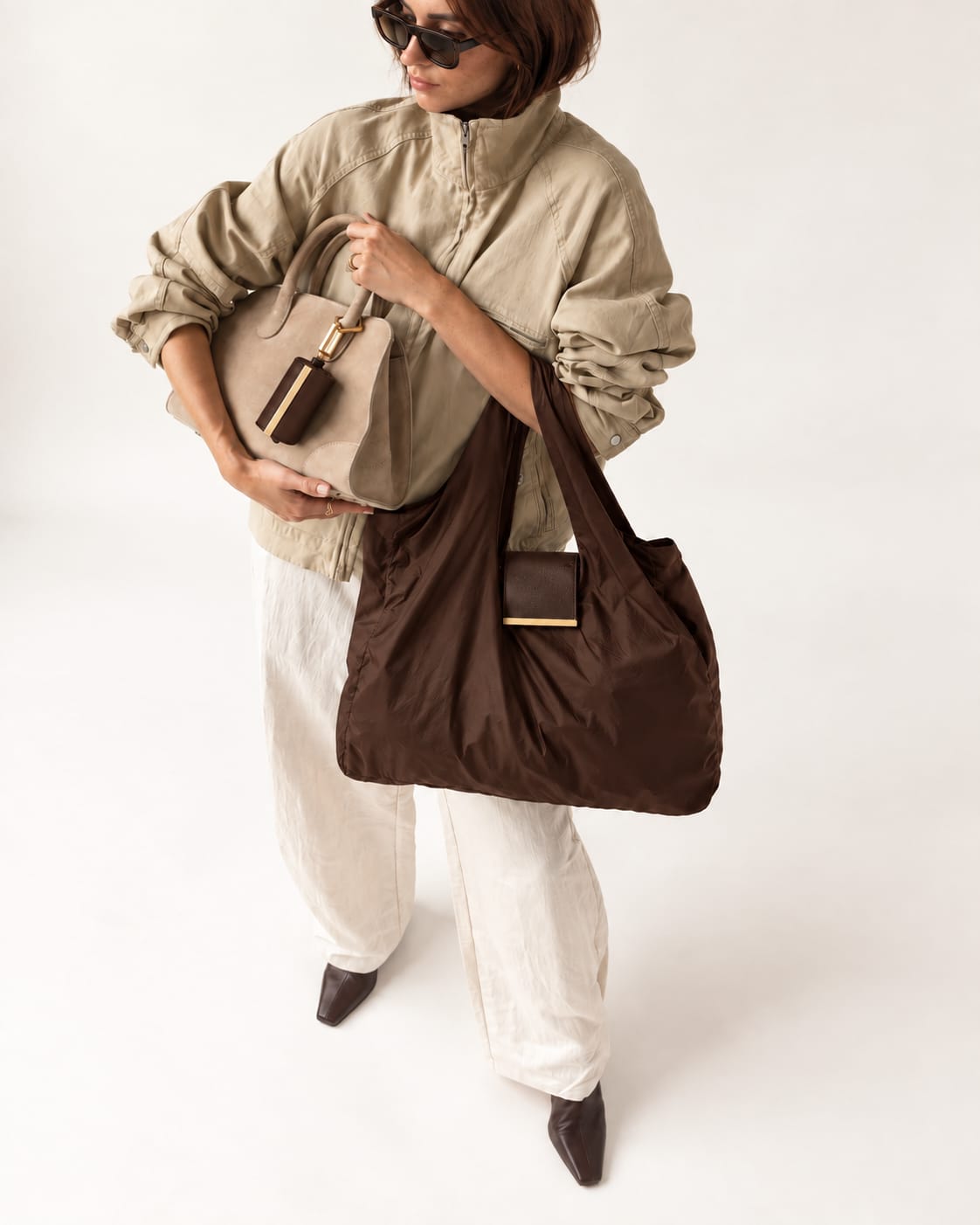 Model met de uitgevouwen Brown tote en het opgerolde hoesje