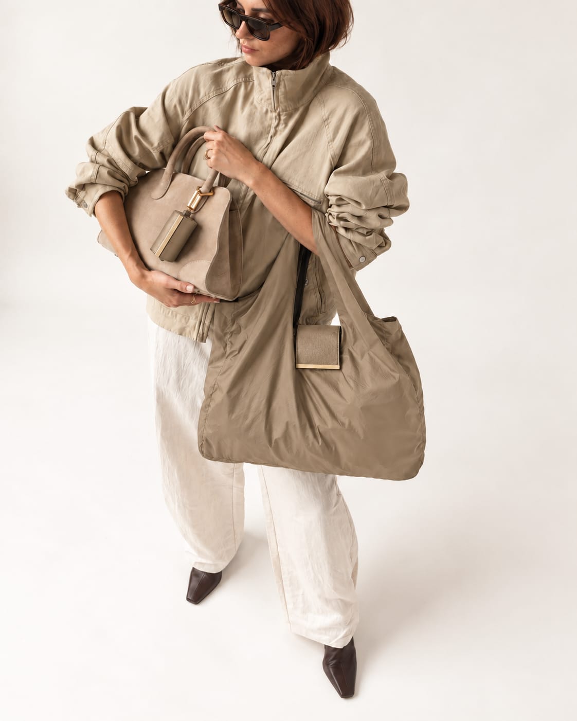 Model met de uitgevouwen Khaki tote en het opgerolde hoesje