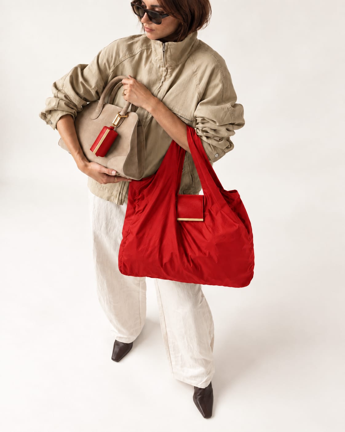 Model met de uitgevouwen Red tote en het opgerolde hoesje