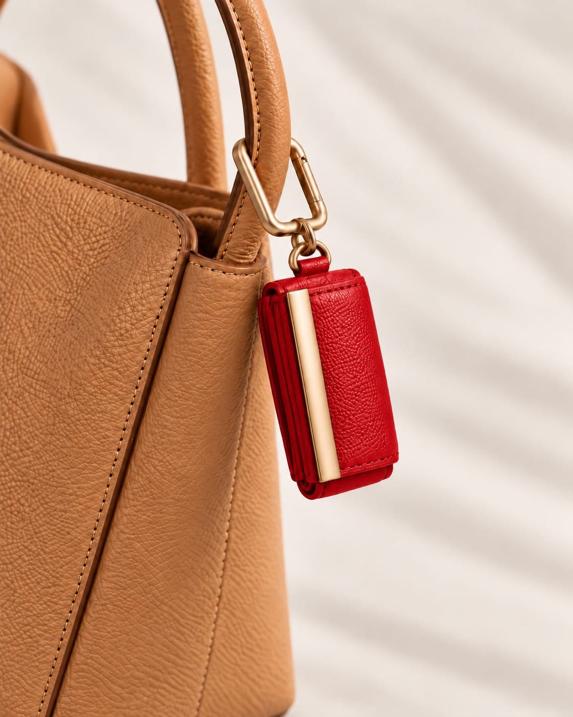 Opgerolde Red keychain aan een cognac handtas, close-up
