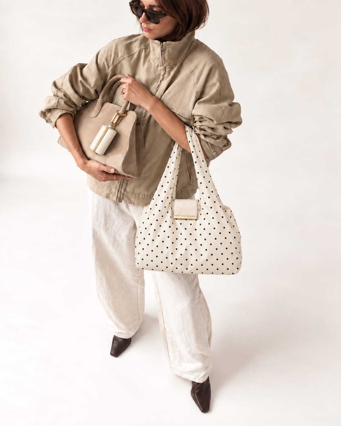 Model met de uitgevouwen White Polka-dot tote en het opgerolde hoesje